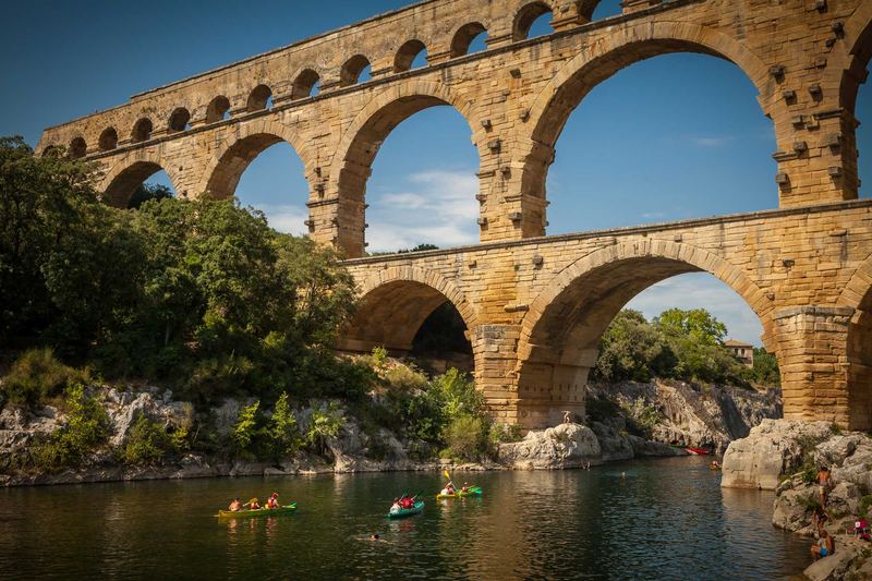 Canoës sur le Gardon au pied du Pont du Gard